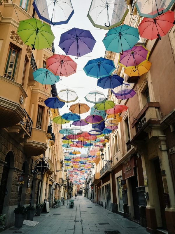 ulica parasoli w Sardynii