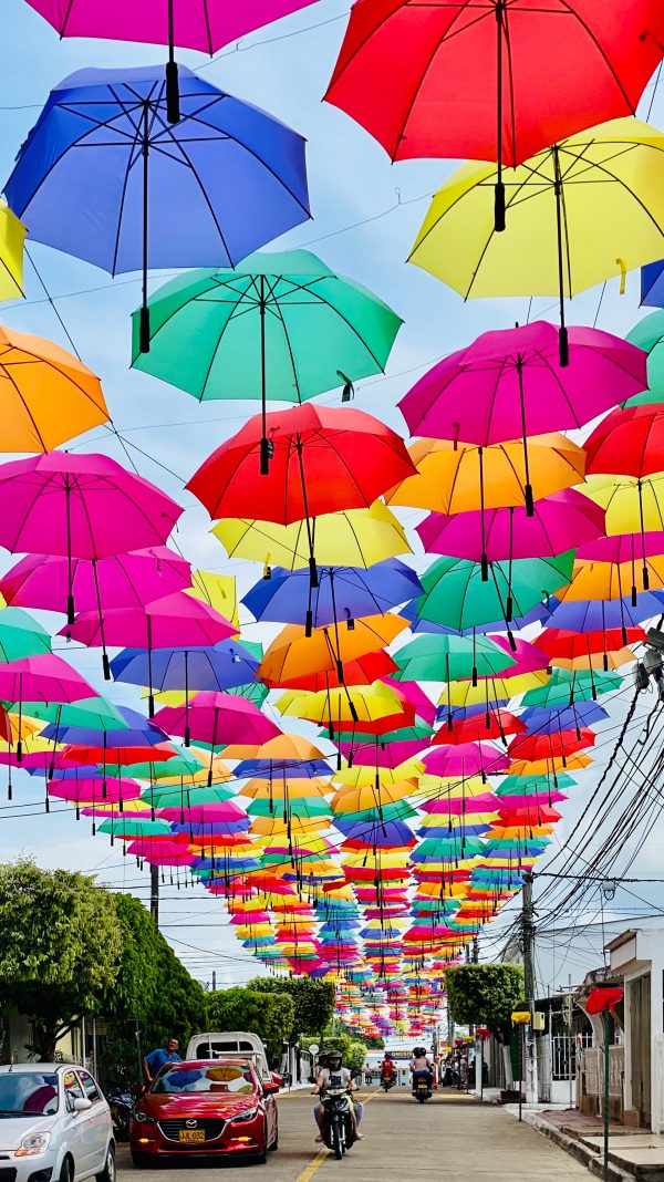ulica parasoli w Kolumbii