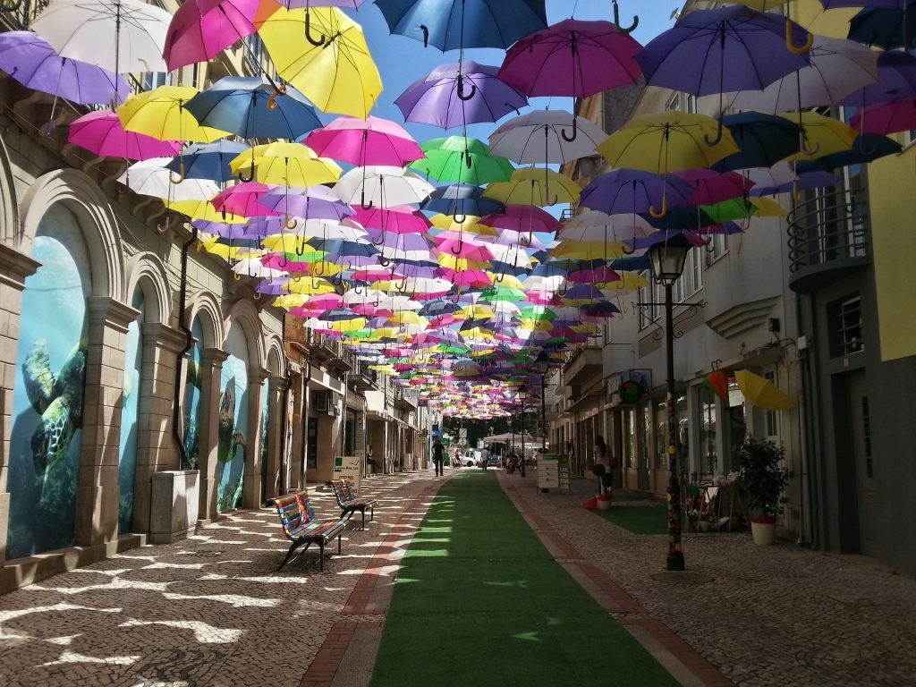 ulica parasoli Águeda