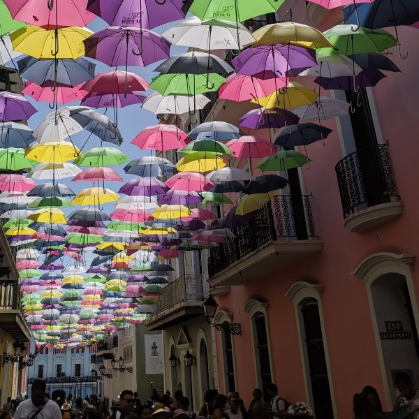 ulica parasoli w Portoryko.